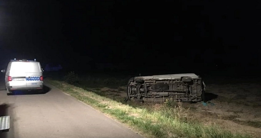 Dopiero po przestrzeleniu opon samochód zjechał z drogi i dachował /Policja