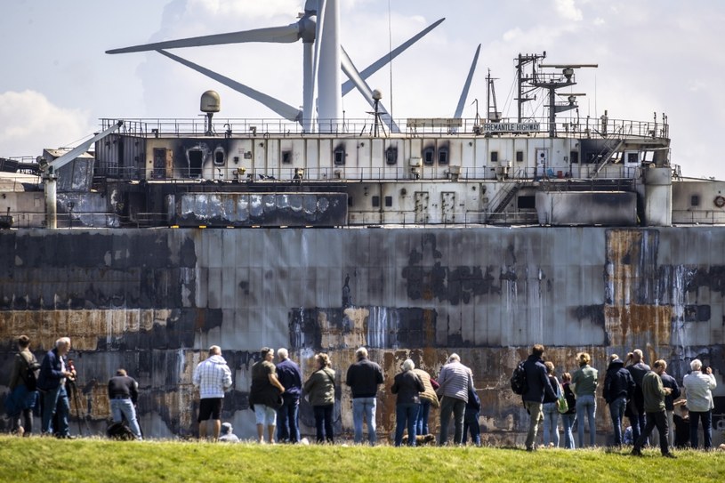 Dopiero z bliska widać, jak bardzo statek został zniszczony /AFP