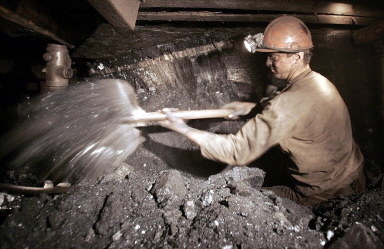 Dopiero za rok okaże się, czy przestaniemy łożyć na górników /AFP