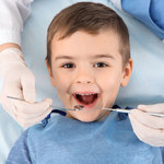 Dopłata za niewspółpracujące dziecko u dentysty. O co chodzi?