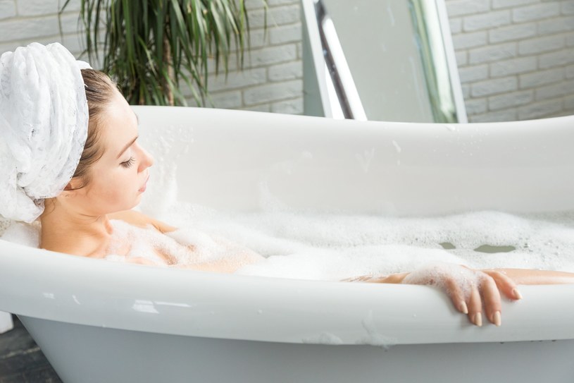 Doprowadź wannę do porządku, by znów cieszyć się relaksującymi kąpielami /123RF/PICSEL