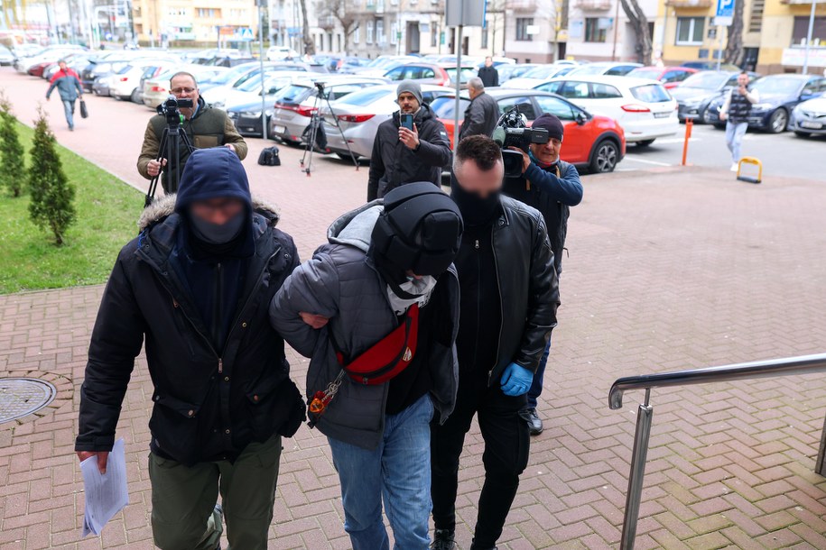 Doprowadzenie 27-letniego ojczyma skatowanego dziecka na przesłuchanie do prokuratury /Zbigniew Meissner /PAP