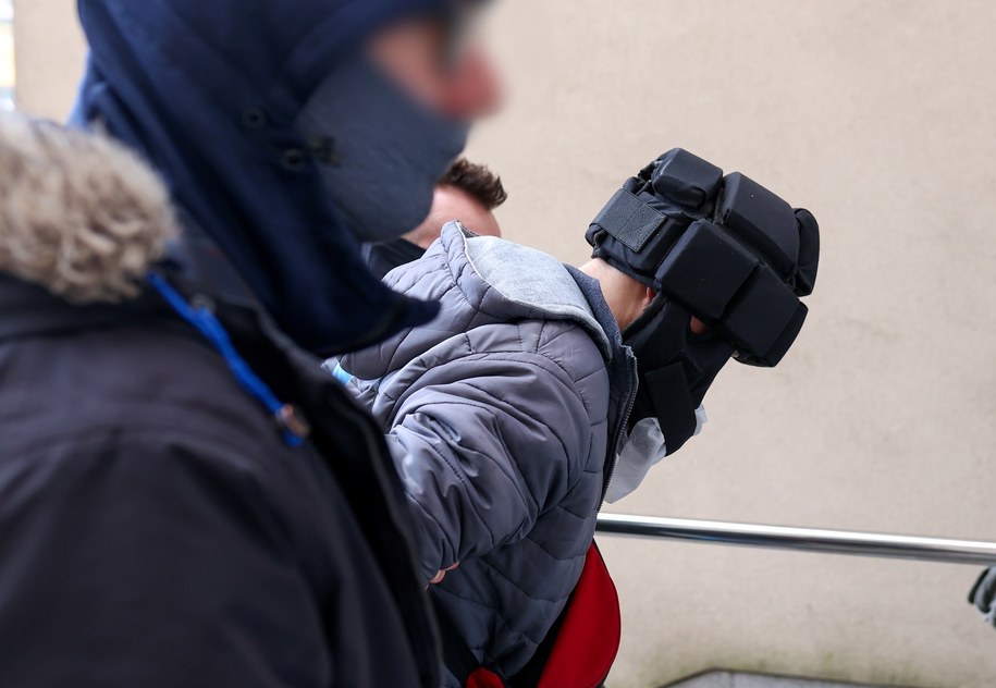 Doprowadzenie 27-letniego ojczyma skatowanego Kamila na przesłuchanie w kwietniu tego roku /Zbigniew Meissner /PAP