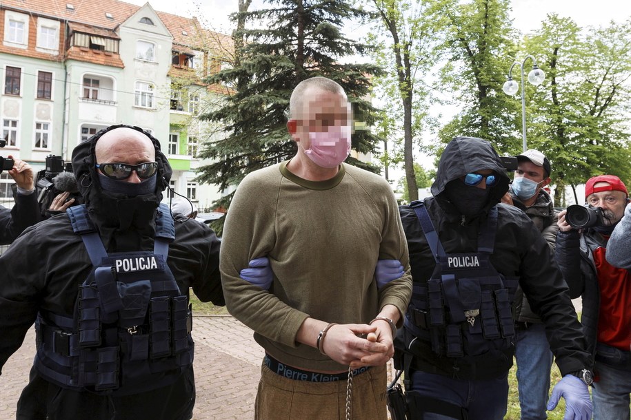 Doprowadzenie do Prokuratury Okręgowej w Legnicy mężczyzny, który strzelał z repliki broni palnej do kobiety w bloku przy ulicy Wielkiej Niedźwiedzicy /Aleksander Koźmiński /PAP