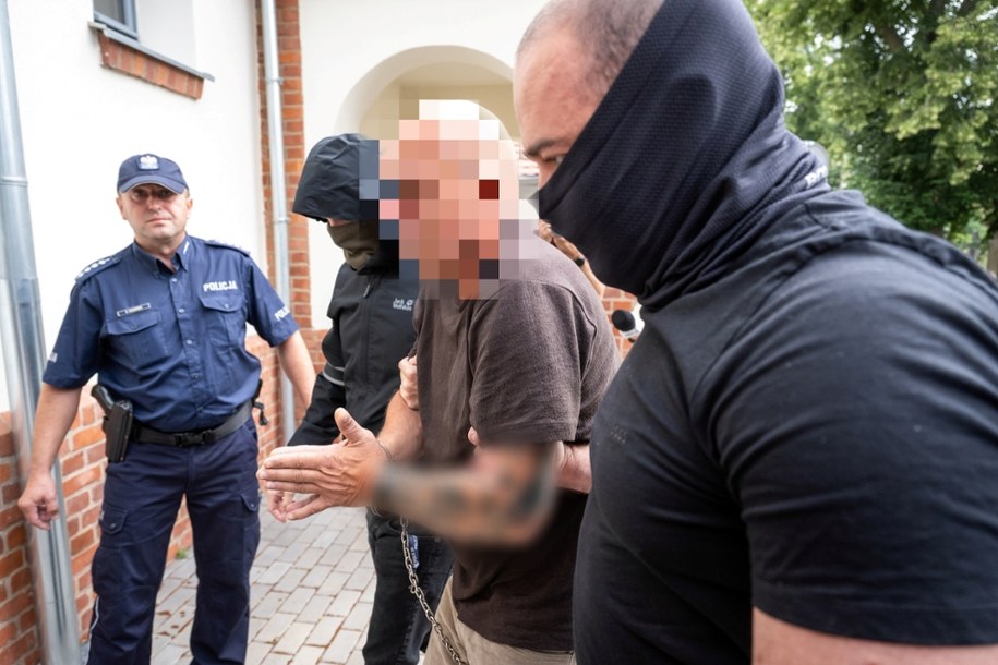 Doprowadzenie do Prokuratury Rejonowej w Chełmnie 56-letniego Zbigniewa W. podejrzanego o spowodowanie wypadku /PAP/Tytus Żmijewski /PAP