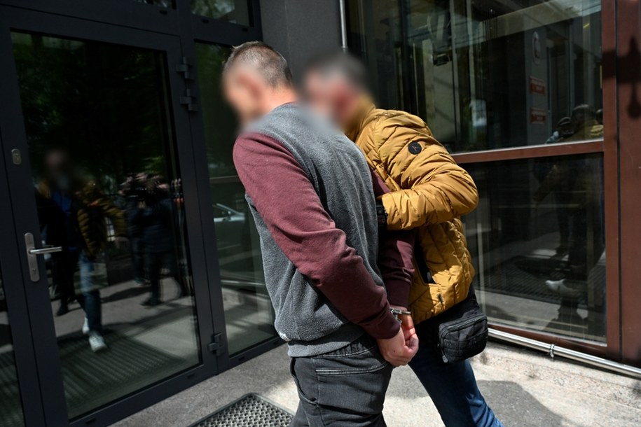 Doprowadzenie do Prokuratury Rejonowej w Słupsku rodziców zastępczych 3-letniej dziewczynki /Piotr Kowala /PAP
