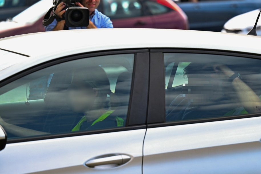 Doprowadzenie do prokuratury w Grójcu 60-letniego proboszcza z gminy Tarczyn /Piotr Polak /PAP