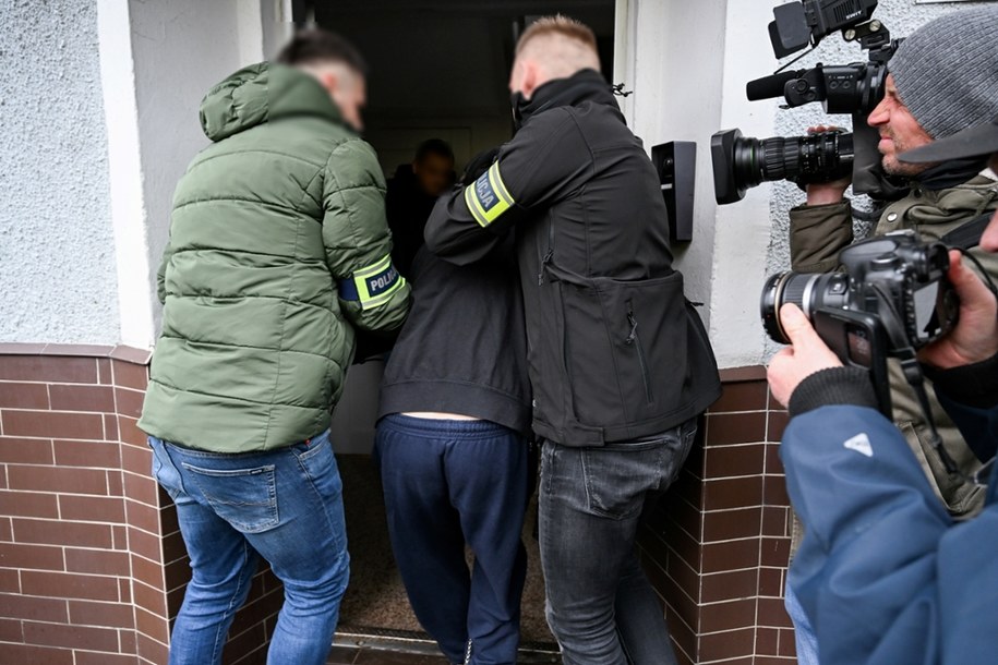 Doprowadzenie do siedziby Prokuratury w Szczecinku mężczyzny zatrzymanego w związku ze śmiercią 47-letniej nauczycielki z Bornego-Sulinowa. /Piotr Kowala /PAP