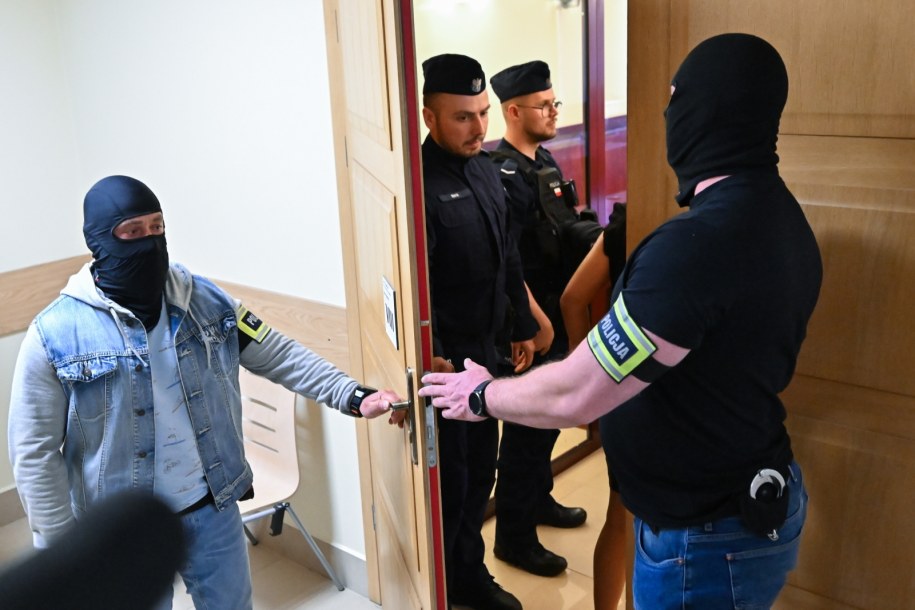 Doprowadzenie oskrażonego Sebastiana M. na posiedzenie aresztowe do Sądu Rejonowego w Piotrkowie Trybunalskim /Piotr Polak /PAP