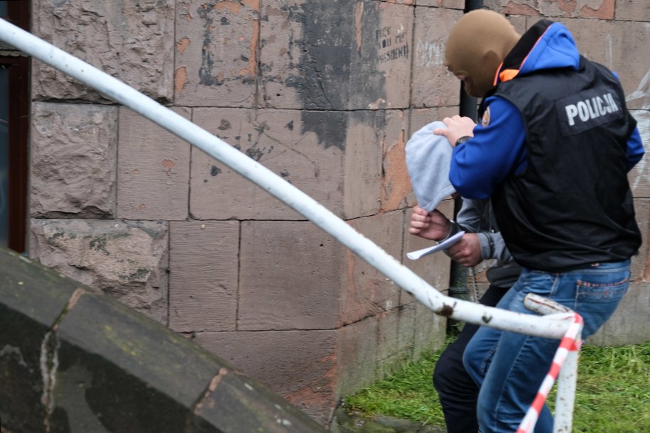 Doprowadzenie podejrzanego o zabójstwo 11-letniego Sebastiana z Katowic, na posiedzenie aresztowe do Sądu Rejonowego Sosnowcu. Maj 2021 r. /Andrzej  Grygiel /PAP