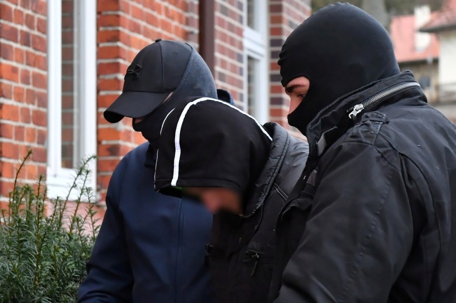 Doprowadzenie zatrzymanego 41-latka do siedziby Prokuratury Rejonowej w Wejherowie / 	Adam Warżawa    /PAP