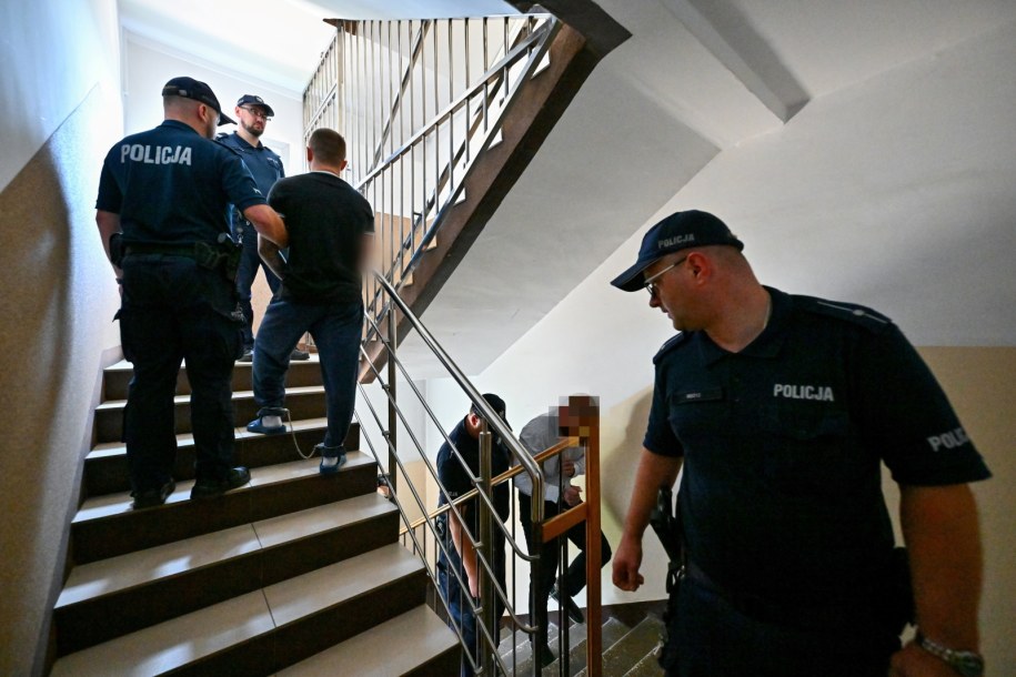 Doprowadzenie zatrzymanych na przesłuchanie /Przemysław Piątkowski /PAP