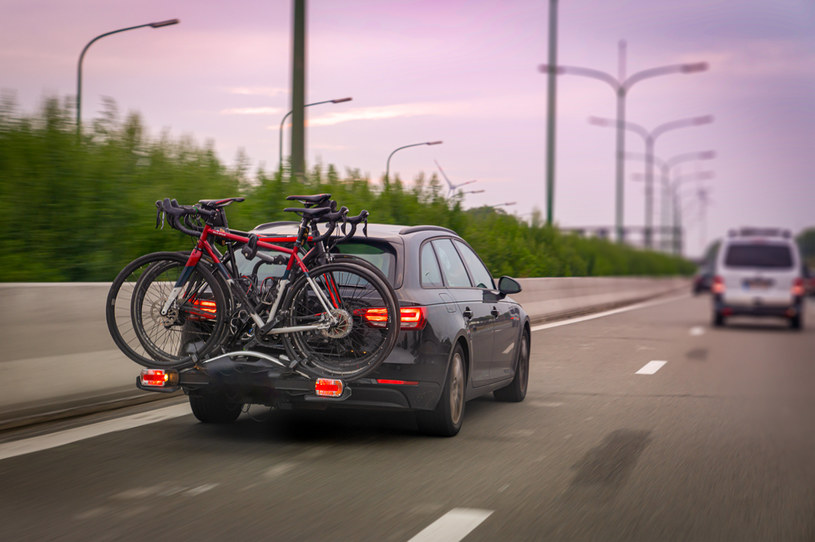 Dopuszczalna prędkość samochodu z bagażnikiem rowerowym na hak wynosi 130 km/h. /123RF/PICSEL