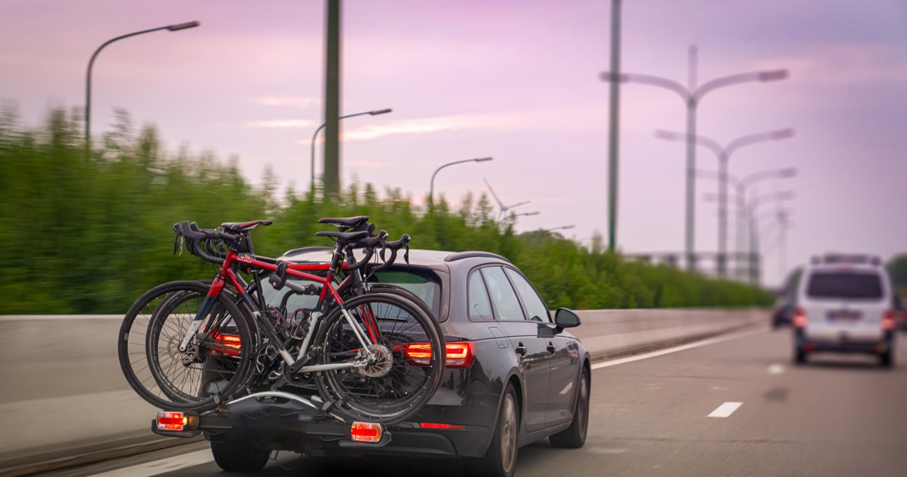 Dopuszczalna prędkość samochodu z bagażnikiem rowerowym na hak wynosi 130 km/h. /123RF/PICSEL