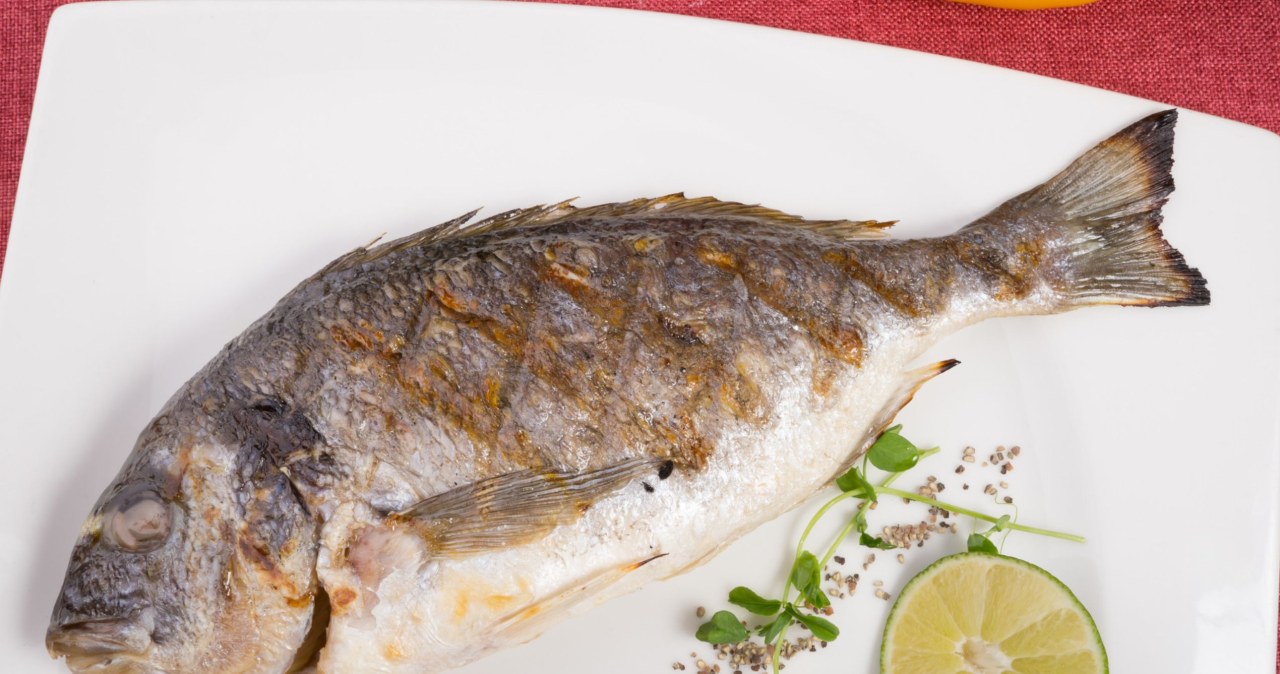 Dorada ma łagodny smak, świetnie smakuje w wersji pieczonej lub smażonej /michaelvaleevgmailcom /123RF/PICSEL