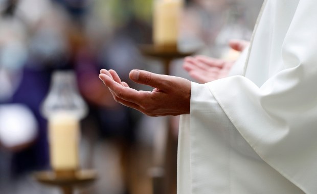 Dorośli idą do chrztu. Rekordowa liczba chętnych na "duchowej pustyni"