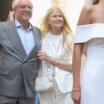 panna młoda Dorota Chajzer w śmietankowym komplecie na ślubie syna. Czy taki kolor wypada matce pana młodego?