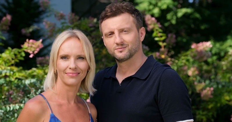 Dorota (Iwona Rejzner) i Bartek (Arkadiusz Smoleński) zostaną oficjalnie zakwalifikowani na szkolenie dla rodzin zastępczych /Źródło: AIM