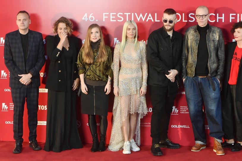 Dorota Masłowska (3 od lewej) z aktorami grającymi w filmie "Inni ludzie". /Agencja FORUM
