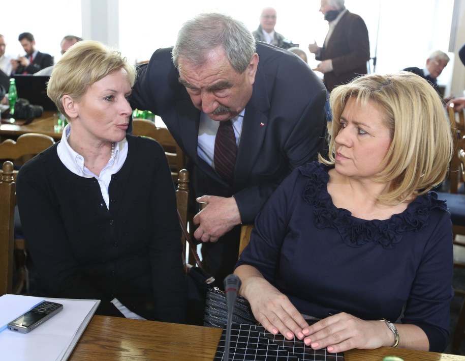 Dorota Skrzypek, Andrzej Melak i Ewa Błasik podczas posiedzenia zespołu parlamentarnego Antoniego Macierewicza /Rafał Guz /PAP