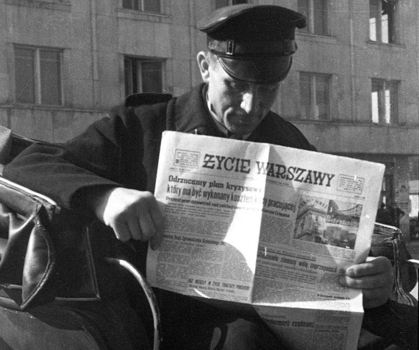 Dorozkaż czytający "Życie Warszawy", Warszawa 1948 r. /Edward Falkowski/CFK  /Agencja FORUM