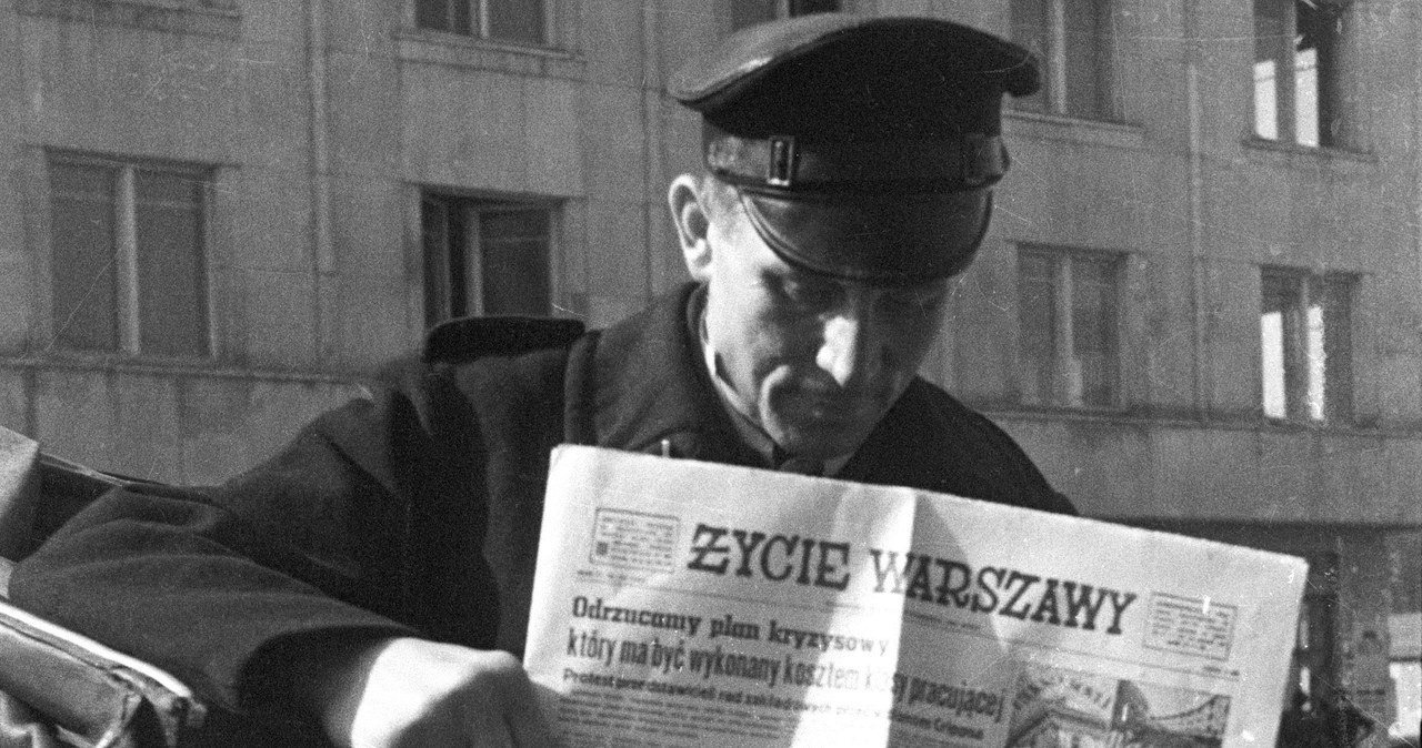 Dorozkaż czytający "Życie Warszawy", Warszawa 1948 r. /Edward Falkowski/CFK  /Agencja FORUM