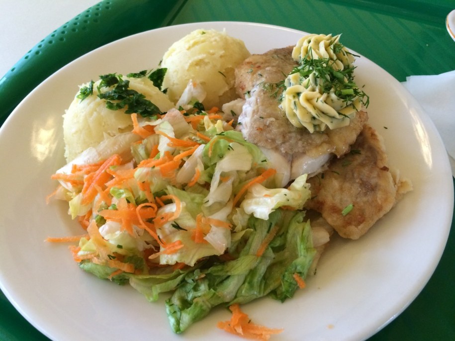 Dorsz z masłem ziołowym, ziemniakami z pietruszką i surówką /Piotr Bułakowski /RMF FM