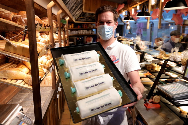 Dortmundzki piekarz Tim Kortuem sprzedaje aromatyzowane marcepanem ciasta w kształcie strzykawki do szczepień, z pełnym nadziei napisem: "2021 Bye Bye Corona". Cena rolady: 15 euro. /Friedemann Vogel /PAP/EPA