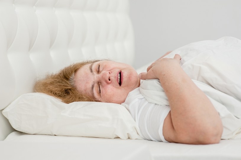 Dość często przyczyną chrapania jest spanie na wznak /123RF/PICSEL