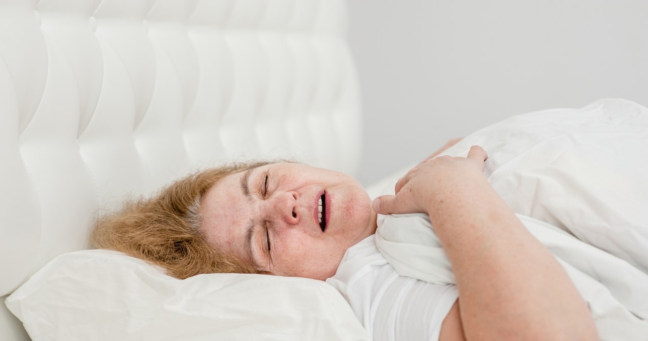 Dość często przyczyną chrapania jest spanie na wznak /123RF/PICSEL