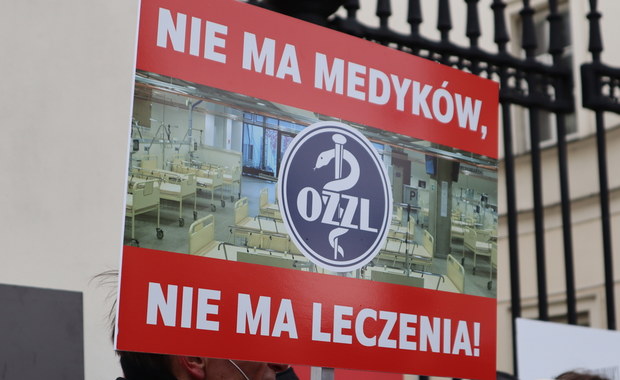 "Dość obniżenia naszego statusu zawodowego". Protest przed resortem zdrowia