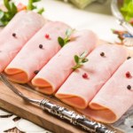 Doskonała przekąska na wielkanocny stół. Pyszne roladki z szynki konserwowej