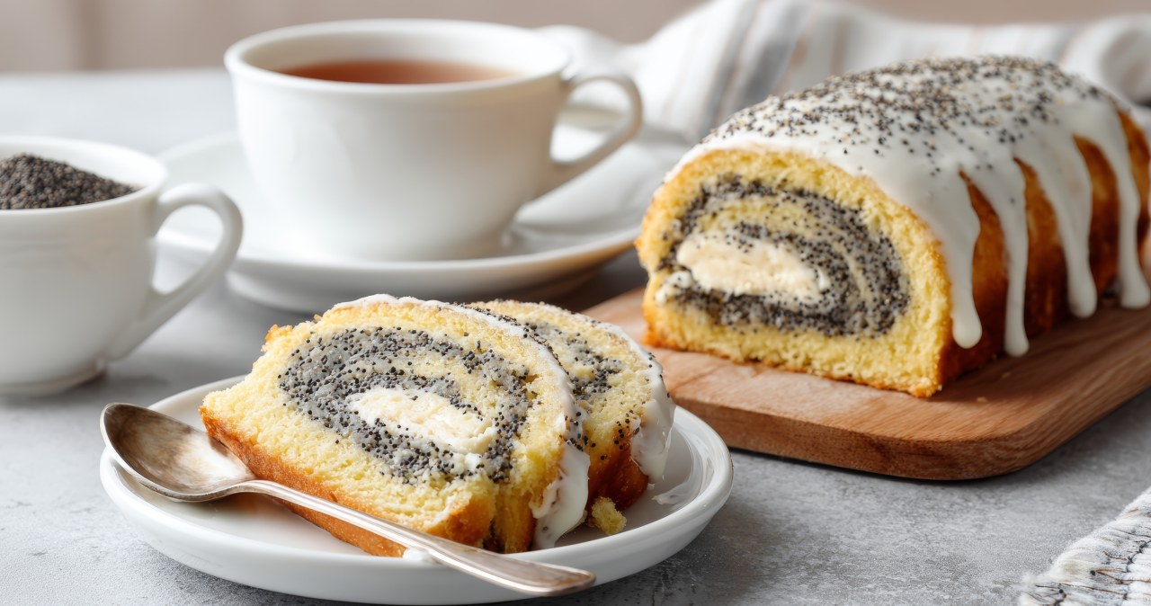 Doskonała serowo-makowa rolada z polewą z lukru /mizkit /123RF/PICSEL