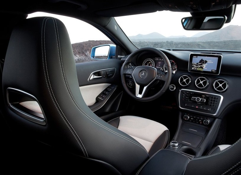 Doskonałe materiały, doskonały montaż - jakość nowej klasy A jest godna logo na środku kierownicy. Sportowy charakter wnętrza podkreśla wysoko przebiegająca górna krawędź kokpitu. /Mercedes
