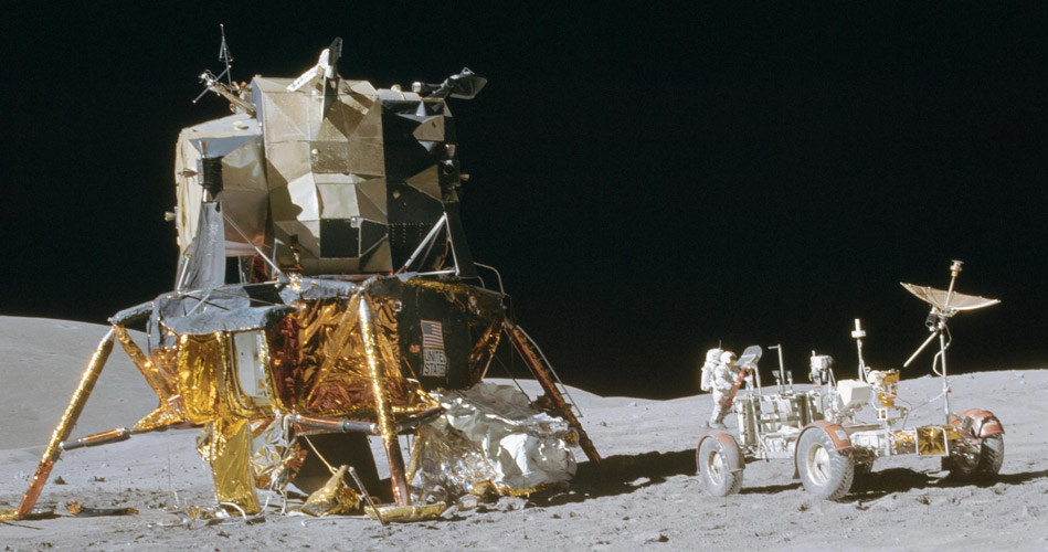 Doskonały widok modułu księżycowego i pojazdu, którym astronauci z misji Apollo 16 jeździli po Księżycu /NASA