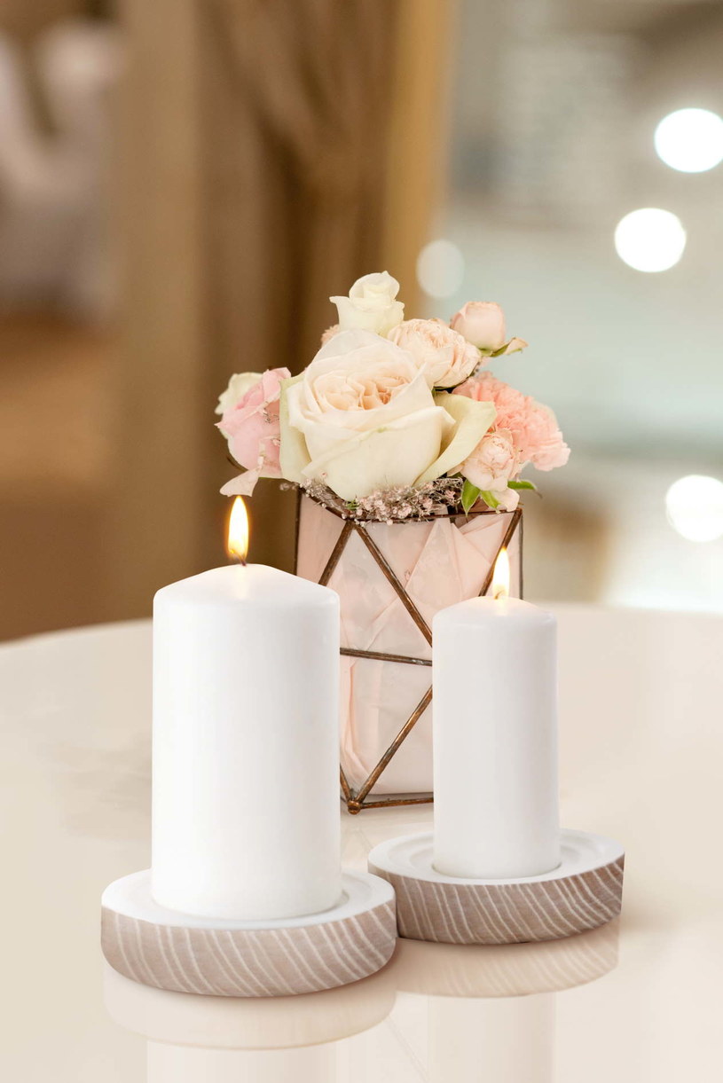 Doskonałym pomysłem jest połączenie świec ze świeżymi kwiatami bądź ozdobnymi kamieniami /.