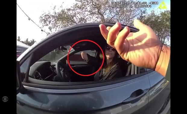 Dostała mandat za telefon w prawej ręce. Sęk w tym, że nie ma prawej ręki