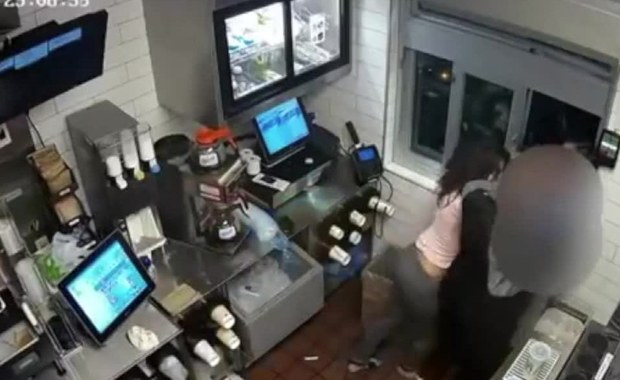 Dostała za mało keczupu w McDonaldzie, więc pobiła menadżera