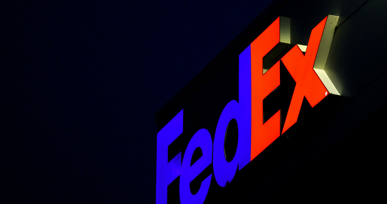 Dostałeś podejrzanego SMS-a od firmy FedEx? Uwaga, nadawcą mogą być oszuści /CHARLY TRIBALLEAU/AFP/East News /East News