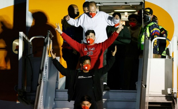 Dostali po 1000 dolarów i dobrowolnie wrócili do swoich krajów