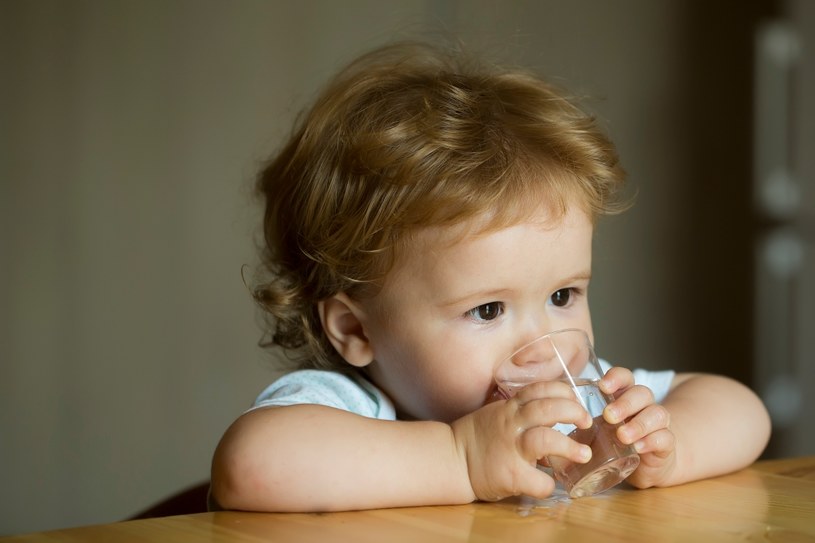 Dostarczenie organizmowi odpowiedniej ilości wody może poprawić odporność dziecka /123RF/PICSEL