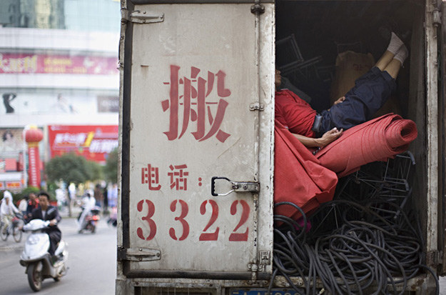 "Dostawa czerwonego dywanu. Kunming, sierpień 2007" z projektu "China Between" /fot. Polly Braden /