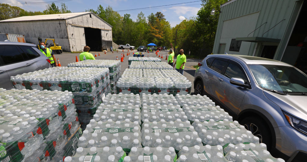 Dostawa wody pitnej dla mieszkańców Wayland w amerykańskim stanie Massachusetts po wykryciu skażenia ujęcia wody związkami perfluoroalkilowymi, znanymi jako PFAS, 16 maja 2021 roku /Pat Greenhouse/The Boston Globe via Getty Images /Getty Images