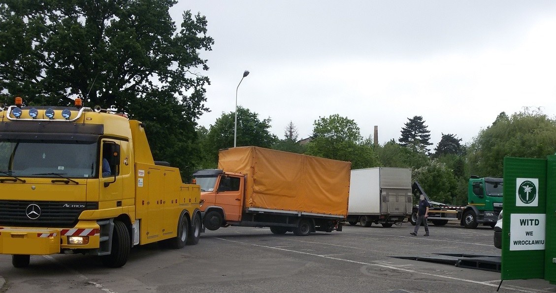 Dostawczak został odholowany na parking strzeżony /ITD