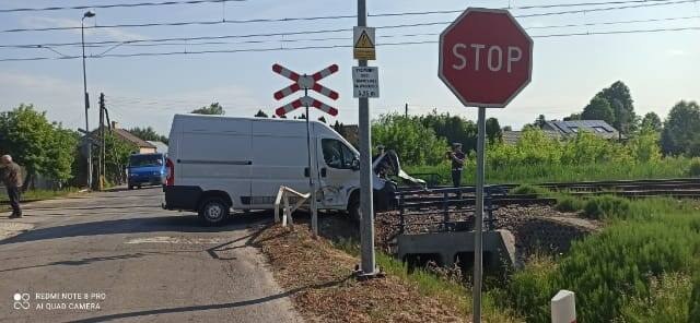 Dostawczy bus wjechał na torowisko wprost przed jadącą lokomotywę /Policja