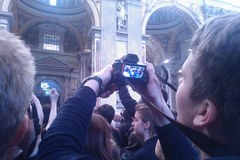 Dostojni purpuraci vs. turyści zwiedzający Bazylikę św. Piotra