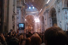 Dostojni purpuraci vs. turyści zwiedzający Bazylikę św. Piotra