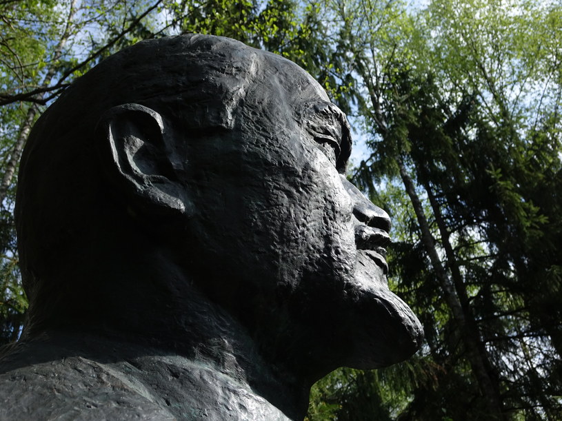 Dostojny, majestatyczny, górujący nad przechodniami - taki jest Lenin na jednym z eksponatów w Parku Grutas /Justyna Tomaszewska /INTERIA.PL