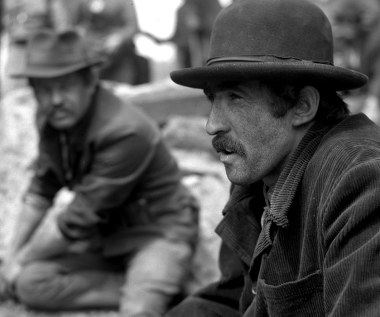 Doświadczenia aktorskie Jerzy Cnota zdobywał w krakowskich teatrach studenckich, występował też w Piwnicy pod Baranami.

Na ekranie zadebiutował w roku 1969 w "Soli ziemi czarnej" Kazimierza Kutza. "On dla mnie jest znaleziskiem. Jak człowiek chodzi po górach albo jest na plaży nad morzem, to czasem mu się trafi coś niezwykłego. Taki jest dla mnie Jerzy Cnota" - powiedział o aktorze przed laty Kazimierz Kutz.