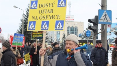 "Dosyć ofiar na ósemce". W Suwałkach walczą o obwodnicę
